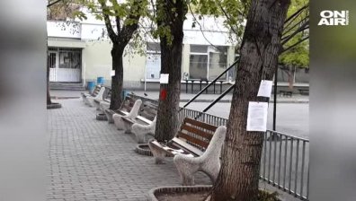 Гневен баща със заплашителни лозунги към училището на сина си