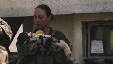 Никол Джий спаси афганистанско бебе, дни по-късно я прибраха в САЩ в ковчег