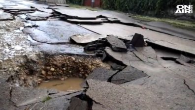 Буря изрови улици в Лом, цели квартали останаха без ток