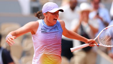 Ига Швьонтек продължава напред след обрат срещу Елена Рибакина на "Ролан Гарос"