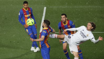 "Реал" се изкачи на върха след дъждовно "Ел Класико" в Мадрид