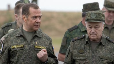 Дмитрий Медведев: Макрон и Стармър се правят на глупаци