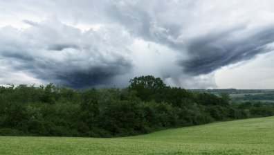 Жълт код за валежи и градушки в няколко области във вторник
