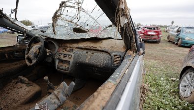 Импровизирани автоморги с унищожените коли във Валенсия (СНИМКИ)