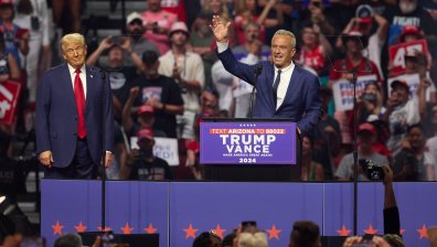 Робърт Ф. Кенеди-младши застана зад Доналд Тръмп и прекрати кампанията си