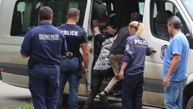 Прокуратурата погна чужденци, помагали на нелегални мигранти у нас