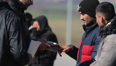 Заловиха 35 мигранти в микробус на входа на София, водачът бил българин