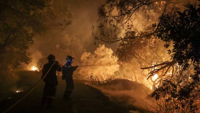 Овладяха пожара на гръцкия остров Хиос, но ситуацията остава критична