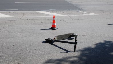 Две деца са в болница след сблъсък на тротинетка и кола в Разград