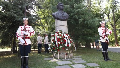 България прекланя глава пред подвига на Дякона - тържества в София и Карлово 