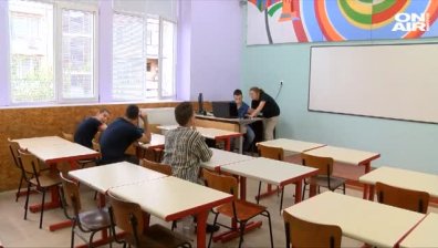 Гимназисти от Горна Оряховица сами ремонтираха училищен кабинет
