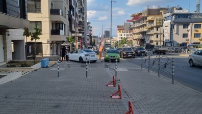 Агресивен шофьор на Tesla троши паркирана кола в София. Къде са институциите?