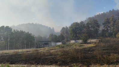 Цяла нощ следиха пожарите край Казанлък - унищожени са десетки къщи и вили