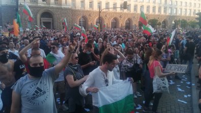 За четвърта вечер в София протестиращите скандират "Оставка"