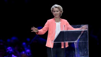 Урсула фон дер Лайен оцеля след двата вота на недоверие