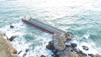 Пристигат баржите за разтоварването на "Vera Su", трима моряци искат да слязат