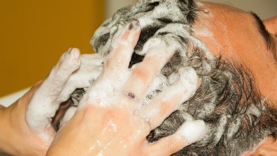 Искате здрава и бляскава коса? Изпробвайте тези хитрини при разресване