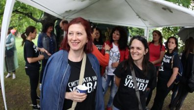 Майките от "Системата ни убива" опитаха да нахлуят в НС заради Бюджет 2022