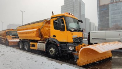 Сняг се сипе на парцали: Над 220 машини почистват пътищата