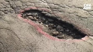 Русенци чупят колите си в улица като "лунен пейзаж", осеяна с дупки