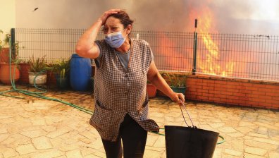 Огнената стихия в Португалия отне живота на седем души