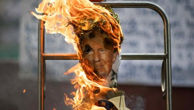 Фигура на Тръмп пламна по време на "Изгарянето на Юда" във Венецуела (СНИМКИ)