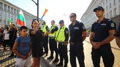 В снимки: 21-ви ден протести в Триъгълника на властта