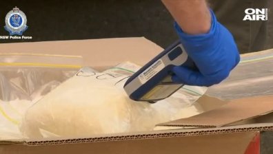 Микробус, пълен с дрога за 200 млн. австралийски долара, се блъсна в патрулка