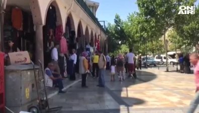 Земетресение срути сгради и затрупа хора в Турция