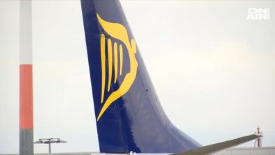 Ryanair уволни шестима стюарди заради фалшива "спяща" снимка