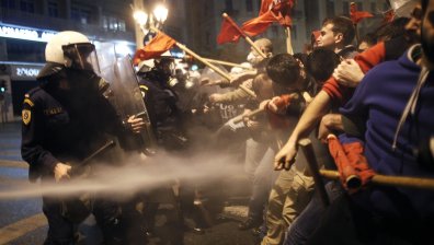 Атина стана арена на сблъсъци между протестиращите и полицията