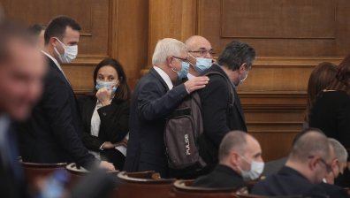 Депутатите отложиха парламентарния контрол, обсъждат "зеления сертификат"