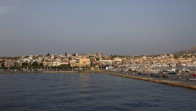 Турция обвини Гърция, че обучава терористи, Макрон подкрепи Атина