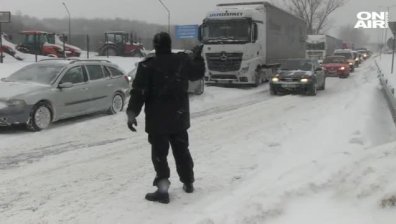 Зимна обстановка в Русе: Спряха тировете по Дунав мост