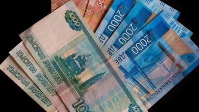 Рублата се срина до 15-месечно дъно, след като Путин призна независимостта на Донецк и Луганск