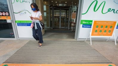 Като за последно: Моловете с удължено работно време и стотици на опашка