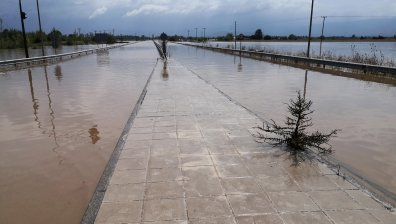 След дъждовете на Крит: Наводнени домове и отнесени в морето автомобили