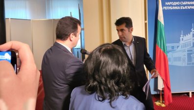 ГЕРБ vs "Продължаваме промяната": Взаимни обвинения в лъжа заради въглищните централи