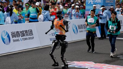 Китайски роботи се изправиха срещу хора на маратон с комични неуспехи