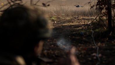Украински дрон се справя набързо край Днепър с най-модерния руски танк (+ВИДЕО)