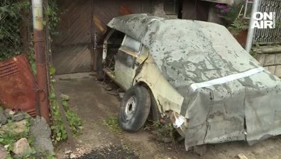 Куриозно асфалтиране: Поставиха нова настилка, но заобиколиха изоставен автомобил