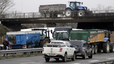 Протестиращи фермери блокираха пътища във Франция