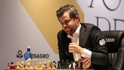 Карлсен вече води на Непо с 3 точки и почти сигурно защитава шахматната корона