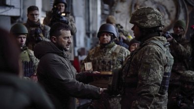 Кремъл: Всеки момент ще превземем Бахмут. Зеленски пристигна в града, награди войници