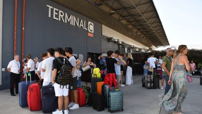 Голям пожар на летище в Катания, остава затворено до сряда