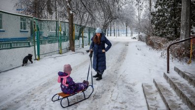 Изборът на една майка: Между руския паспорт и заплахата да загуби децата си