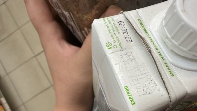 Сигнал: Напитки със срок на годност 2023 г., а отгоре етикет 2025 г.