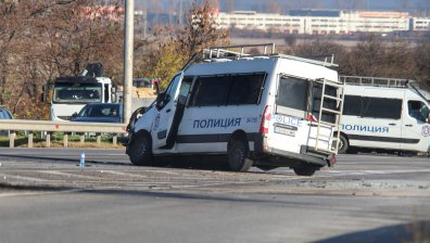 Обвиняват шофьора на мигрантите в умишлено престъпление срещу трима полицаи