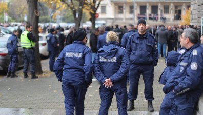 Служители на СДВР излязоха на протест пред Народното събрание