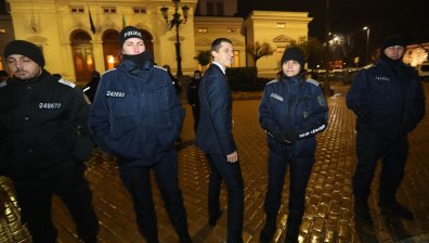 Засилено полицейско присъствие на протеста пред НС заради хартиената бюлетина